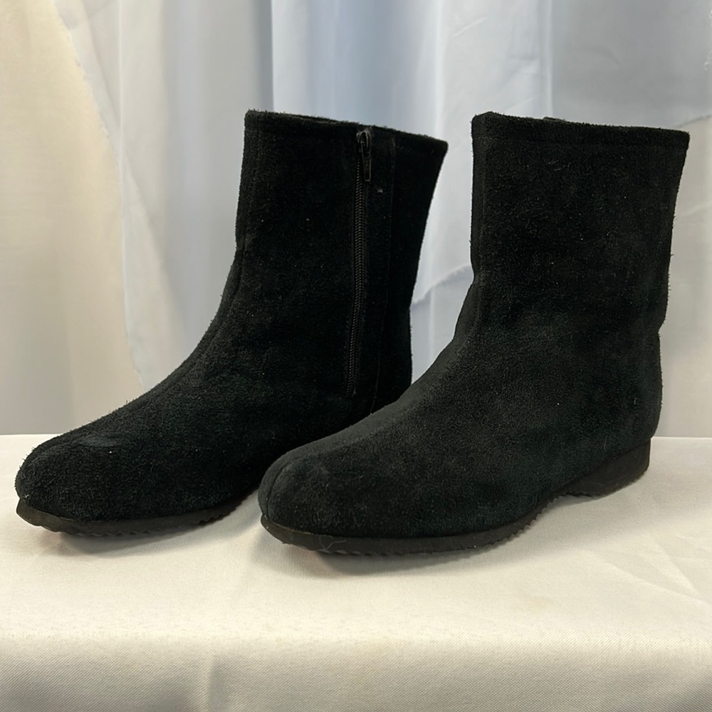 Deerskin black suede cold weather boots with zipper access size 8N